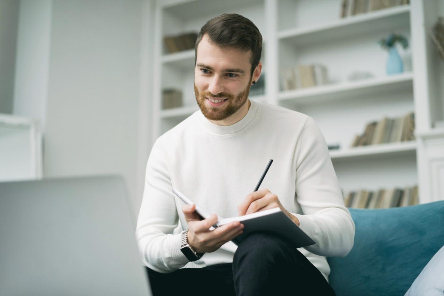 Estudiante trabajando en su proyecto de autoconocimiento con herramientas de coaching