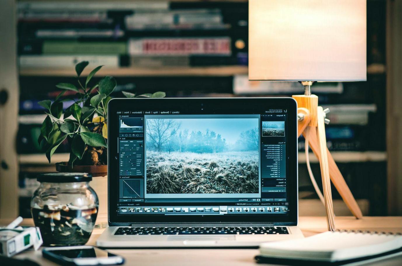 Vista del entorno urbano donde se ubica el espacio de dalmorivex en Elx, mostrando la arquitectura característica de la zona y las referencias visuales para encontrar la dirección